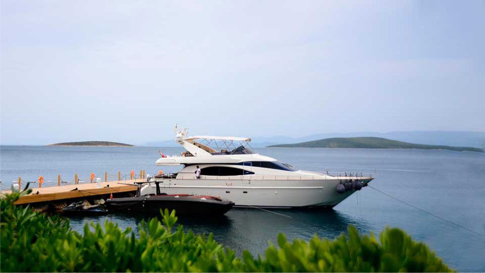 Deluxe Motoryacht 3 Cabins – 6 Guests