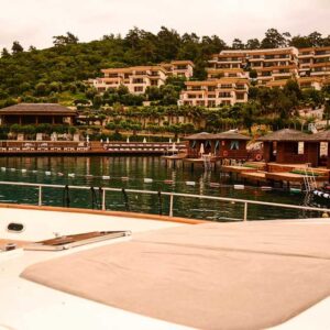 Deluxe Motoryacht 3 Cabins – 6 Guests