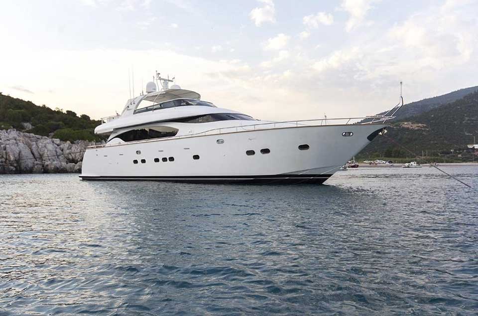 Luxury Motoryacht 3 Cabins – 6 Guests