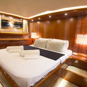 Luxury Motoryacht 3 Cabins – 6 Guests