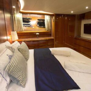 Luxury Motoryacht 3 Cabins – 6 Guests