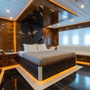 Motosailer Deluxe 5 Cabins – 10 Guests