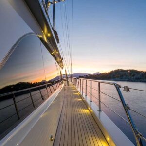 Motosailer Deluxe 5 Cabins – 10 Guests