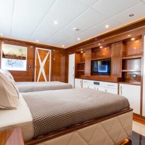 Motosailer Deluxe 5 Cabins – 10 Guests
