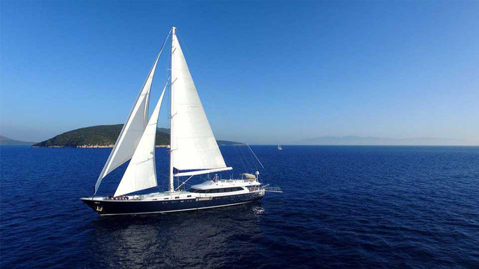 Motosailer Luxury 6 Cabins – 12 Guests