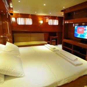 Motosailer Luxury 6 Cabins – 12 Guests